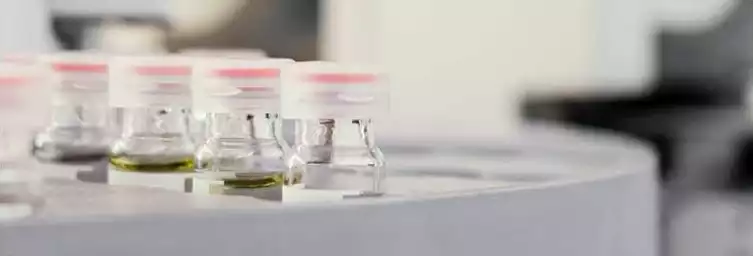 Olivolja i laboratorietest hos Chemiservice specialisten för olivolja